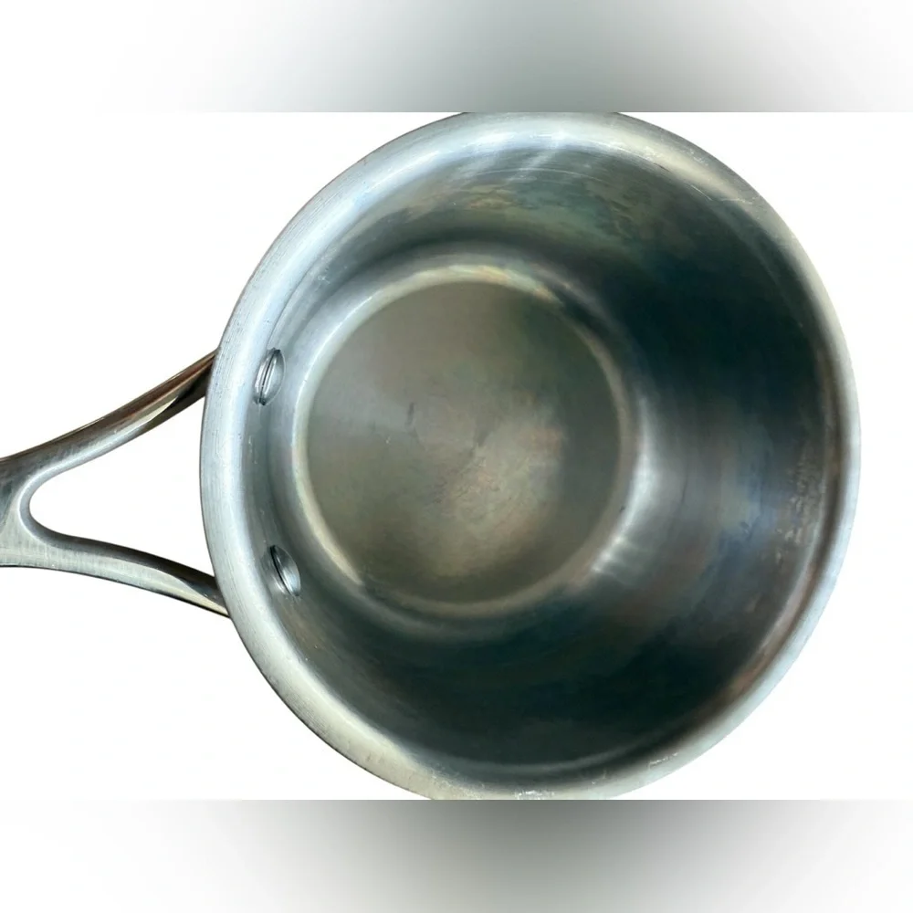Sur la table stainless steel 1.5Q pot